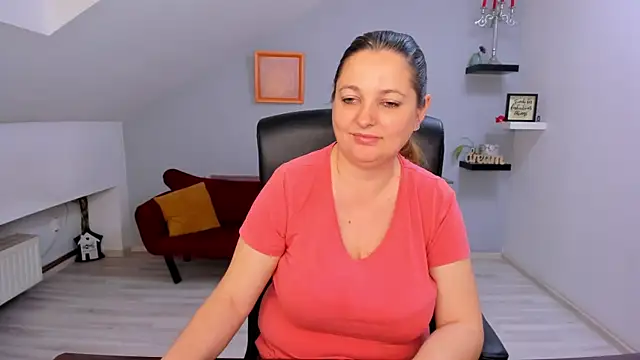 LollaGirl online show from 04-17-26, 03:20