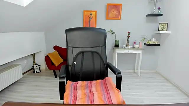 LollaGirl online show from 11-06-25, 04:27