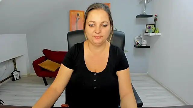 LollaGirl online show from 10-17-25, 03:21