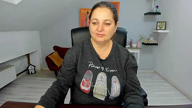 LollaGirl online show from 11-13-25, 04:27