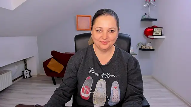 LollaGirl online show from 03-27-26, 04:21