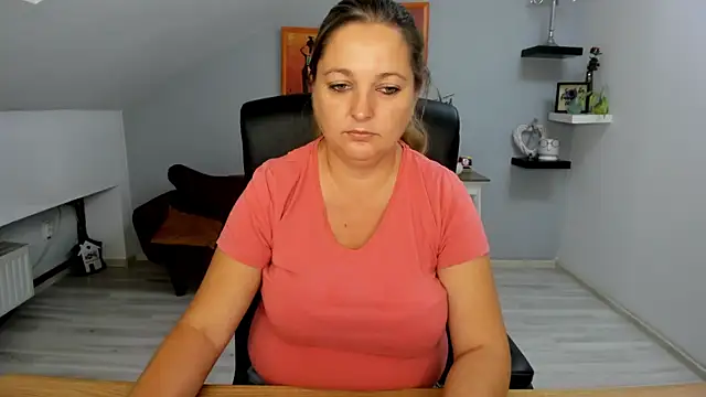 LollaGirl online show from 09-10-25, 03:38