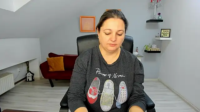 LollaGirl online show from 01-09-26, 04:19