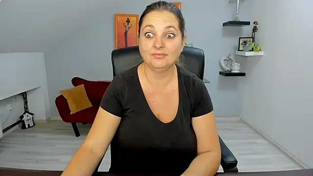 LollaGirl online show from 10-10-25, 03:18