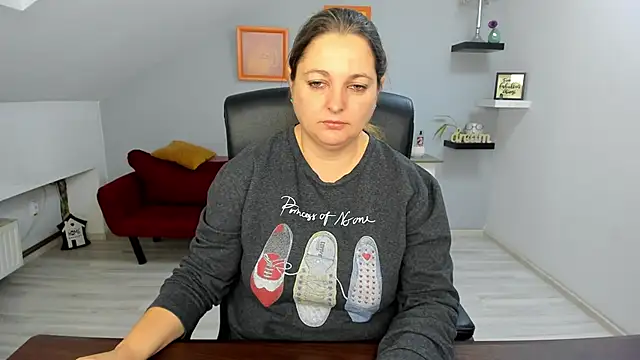 LollaGirl online show from 12-19-25, 04:27