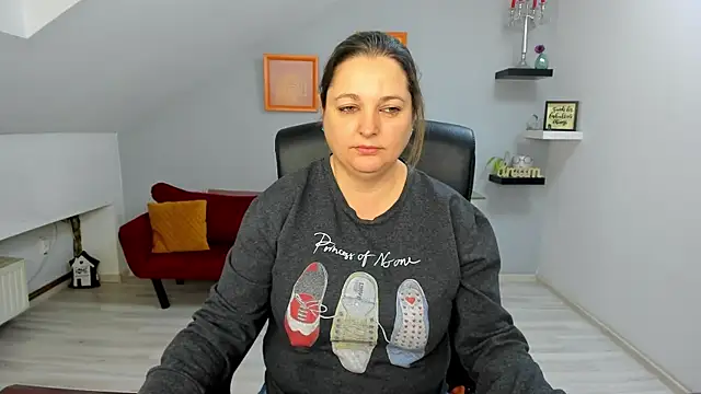 LollaGirl online show from 01-12-26, 04:19