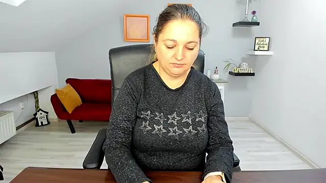 LollaGirl online show from 12-16-25, 04:28