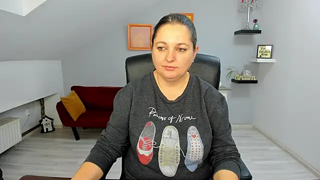 LollaGirl online show from 12-18-25, 04:28