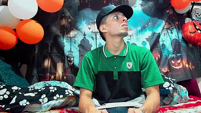 Snapshot of davidlatin66 chatting on 10-17-25, 01:20 davidlatin66 online show from 10-17-25, 01:20