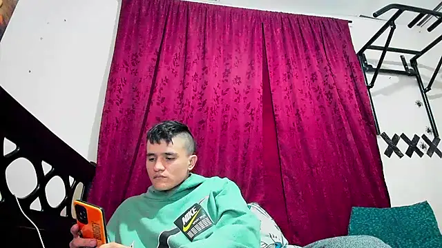 Snapshot of davidlatin66 chatting on 10-06-25, 04:24 davidlatin66 online show from 10-06-25, 04:24