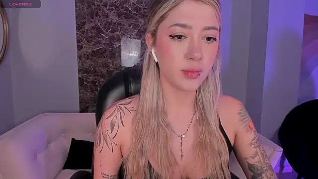 Snapshot of EveBensonX chatting on 10-14-25, 12:17 EveBensonX online show from 10-14-25, 12:17