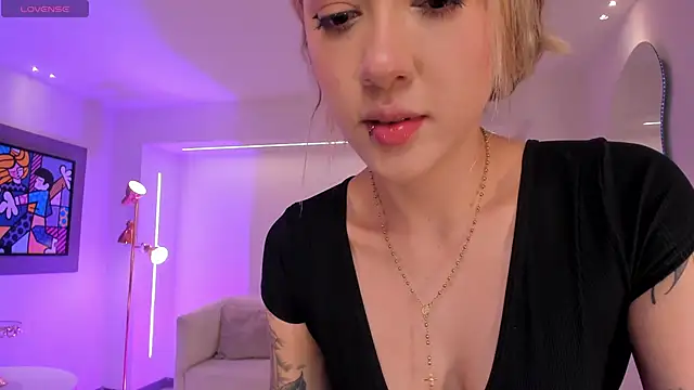 Snapshot of EveBensonX chatting on 10-13-25, 12:29 EveBensonX online show from 10-13-25, 12:29