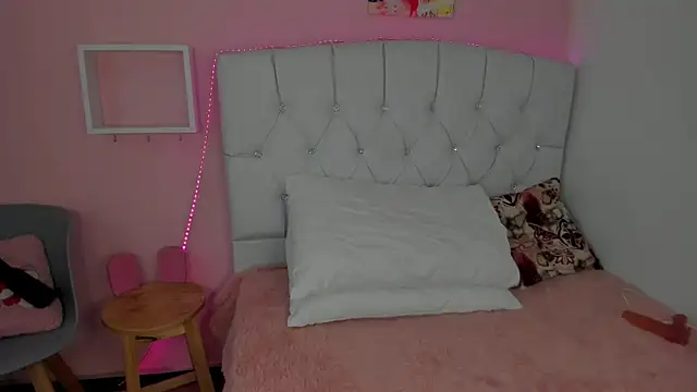 Snapshot of 18candys chatting on 02-18-25, 10:14 18candys online show from 02-18-25, 10:14