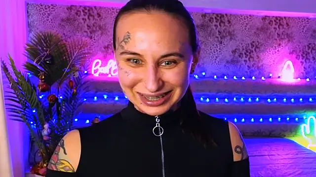 Snapshot of Cool_Freak_ chatting on 12-20-24, 12:27 Cool Freak online show from 12-20-24, 12:27