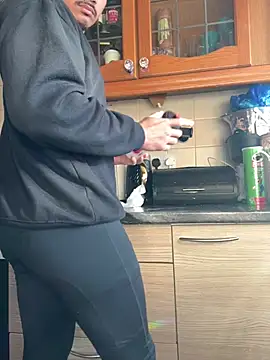 Snapshot of bigbrown- chatting on 03-12-25, 04:13 bigbrown- online show from 03-12-25, 04:13