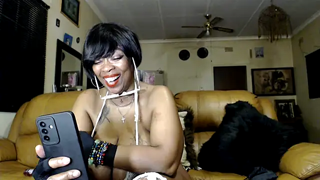 Snapshot of Gucci_Bx chatting on 05-15-26, 08:07 Gucci Bx online show from 05-15-26, 08:07