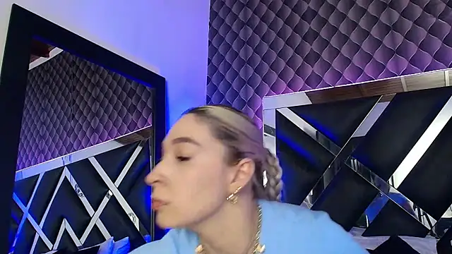 victoriaa lee  online show from 11-21-25, 07:24