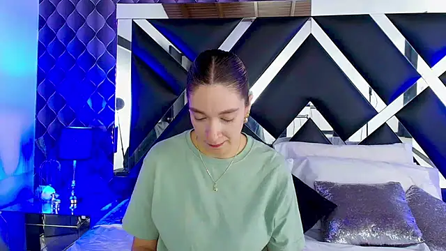 victoriaa lee  online show from 03-18-25, 07:22