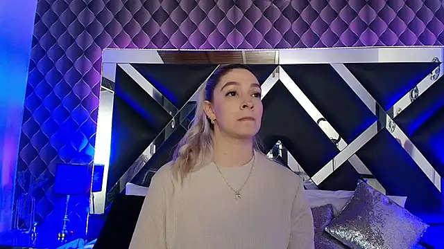 victoriaa lee  online show from 11-18-25, 08:34