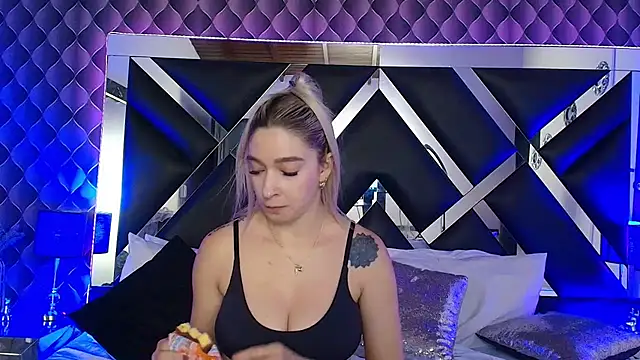 victoriaa lee  online show from 11-05-25, 12:25