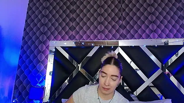 victoriaa lee  online show from 06-19-26, 07:20