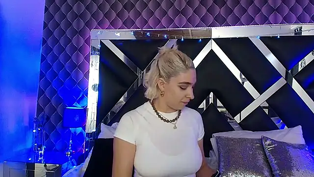 victoriaa lee  online show from 07-18-26, 07:00