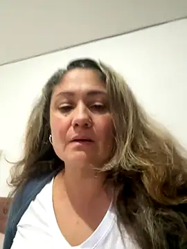 Snapshot of gabiTetas chatting on 10-10-25, 10:21 gabiTetas online show from 10-10-25, 10:21