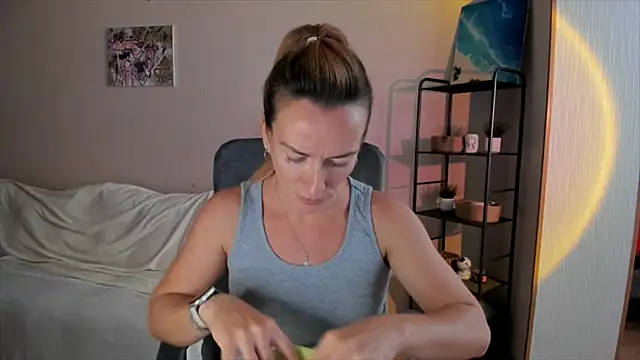 RebeccaMartinez online show from 10-04-25, 09:22