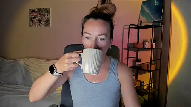 RebeccaMartinez online show from 10-06-25, 10:49