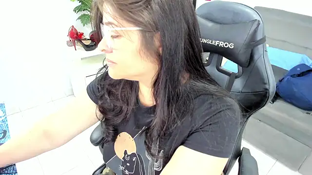 Snapshot of BellaFlaming chatting on 02-25-25, 11:10 BellaFlaming online show from 02-25-25, 11:10