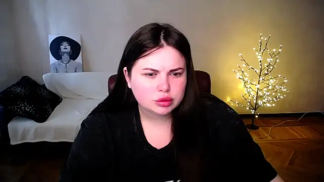 Snapshot of Emily_Mo chatting on 06-20-26, 06:18 Emily Mo online show from 06-20-26, 06:18