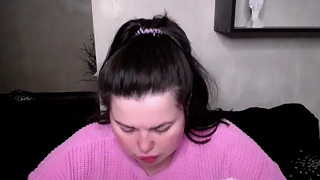 Emily Mo online show from 10-19-25, 05:43