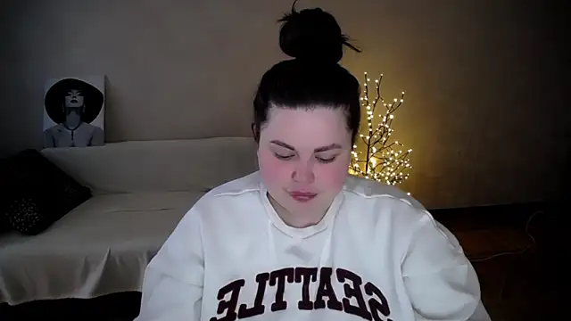 Snapshot of Emily_Mo chatting on 05-28-26, 05:37 Emily Mo online show from 05-28-26, 05:37