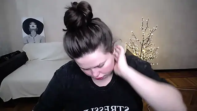 Snapshot of Emily_Mo chatting on 05-20-26, 07:49 Emily Mo online show from 05-20-26, 07:49