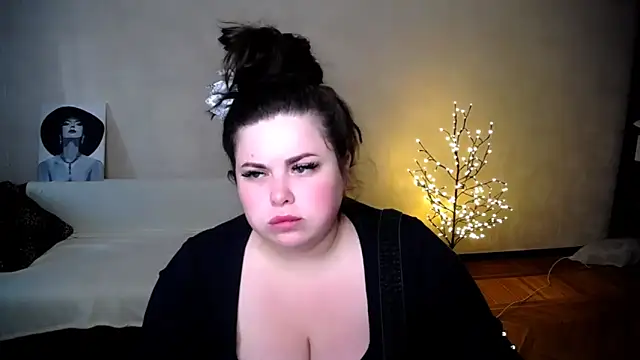 Snapshot of Emily_Mo chatting on 06-16-26, 05:29 Emily Mo online show from 06-16-26, 05:29