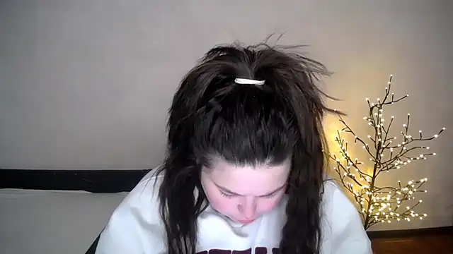Snapshot of Emily_Mo chatting on 04-29-26, 05:44 Emily Mo online show from 04-29-26, 05:44