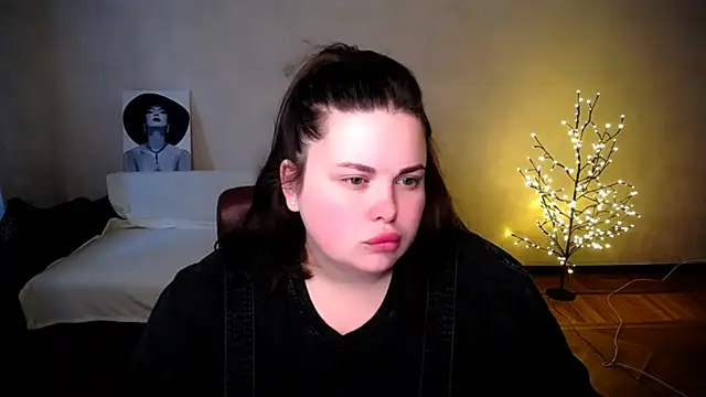 Snapshot of Emily_Mo chatting on 06-21-26, 05:35 Emily Mo online show from 06-21-26, 05:35
