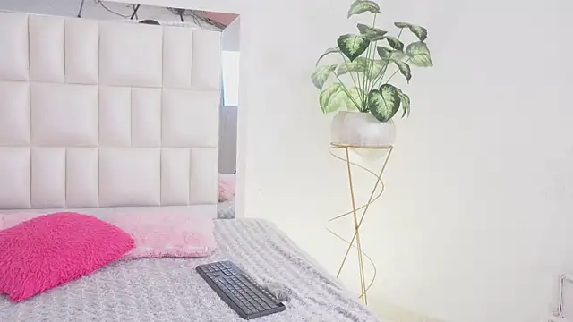 Snapshot of Anais_aradia chatting on 02-08-25, 04:57 Anais aradia online show from 02-08-25, 04:57