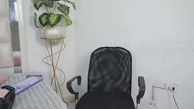 Snapshot of Anais_aradia chatting on 09-21-25, 06:18 Anais aradia online show from 09-21-25, 06:18