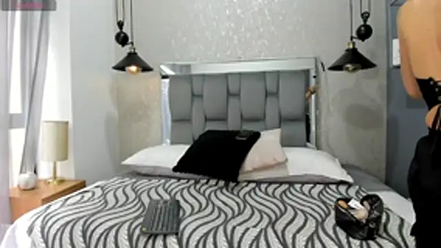 mia thompsonn  online show from 06-19-26, 02:12