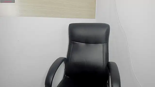 Snapshot of kiara_advani__ chatting on 09-30-25, 02:12 kiara advani   online show from 09-30-25, 02:12