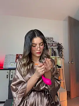 Snapshot of Your_Honeey chatting on 02-17-26, 07:00 Your Honeey online show from 02-17-26, 07:00