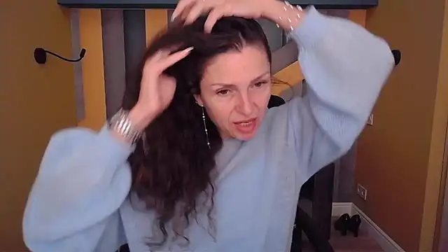 Snapshot of EllaLong chatting on 05-31-26, 11:27 EllaLong online show from 05-31-26, 11:27