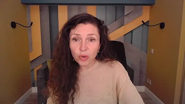 Snapshot of EllaLong chatting on 05-17-26, 11:32 EllaLong online show from 05-17-26, 11:32