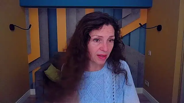 Snapshot of EllaLong chatting on 05-13-26, 11:28 EllaLong online show from 05-13-26, 11:28