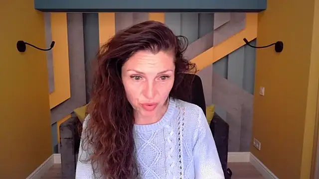 Snapshot of EllaLong chatting on 04-22-26, 11:28 EllaLong online show from 04-22-26, 11:28
