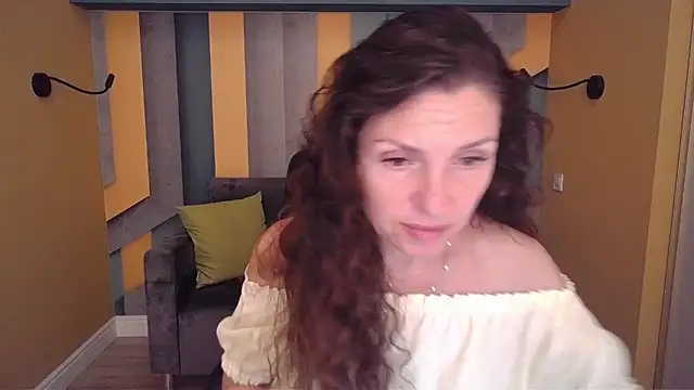 Snapshot of EllaLong chatting on 05-23-26, 11:31 EllaLong online show from 05-23-26, 11:31