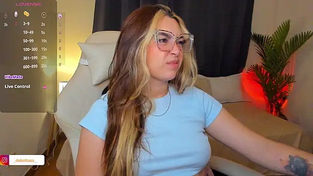 Snapshot of dakottaa_ chatting on 06-02-26, 01:16 dakottaa online show from 06-02-26, 01:16