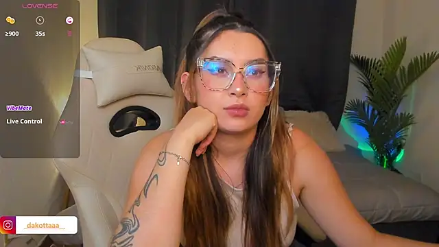 dakottaa  online show from 03-08-26, 02:04