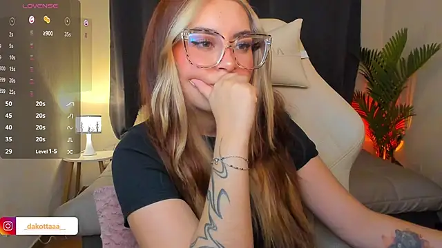 Snapshot of dakottaa_ chatting on 04-24-26, 12:12 dakottaa online show from 04-24-26, 12:12